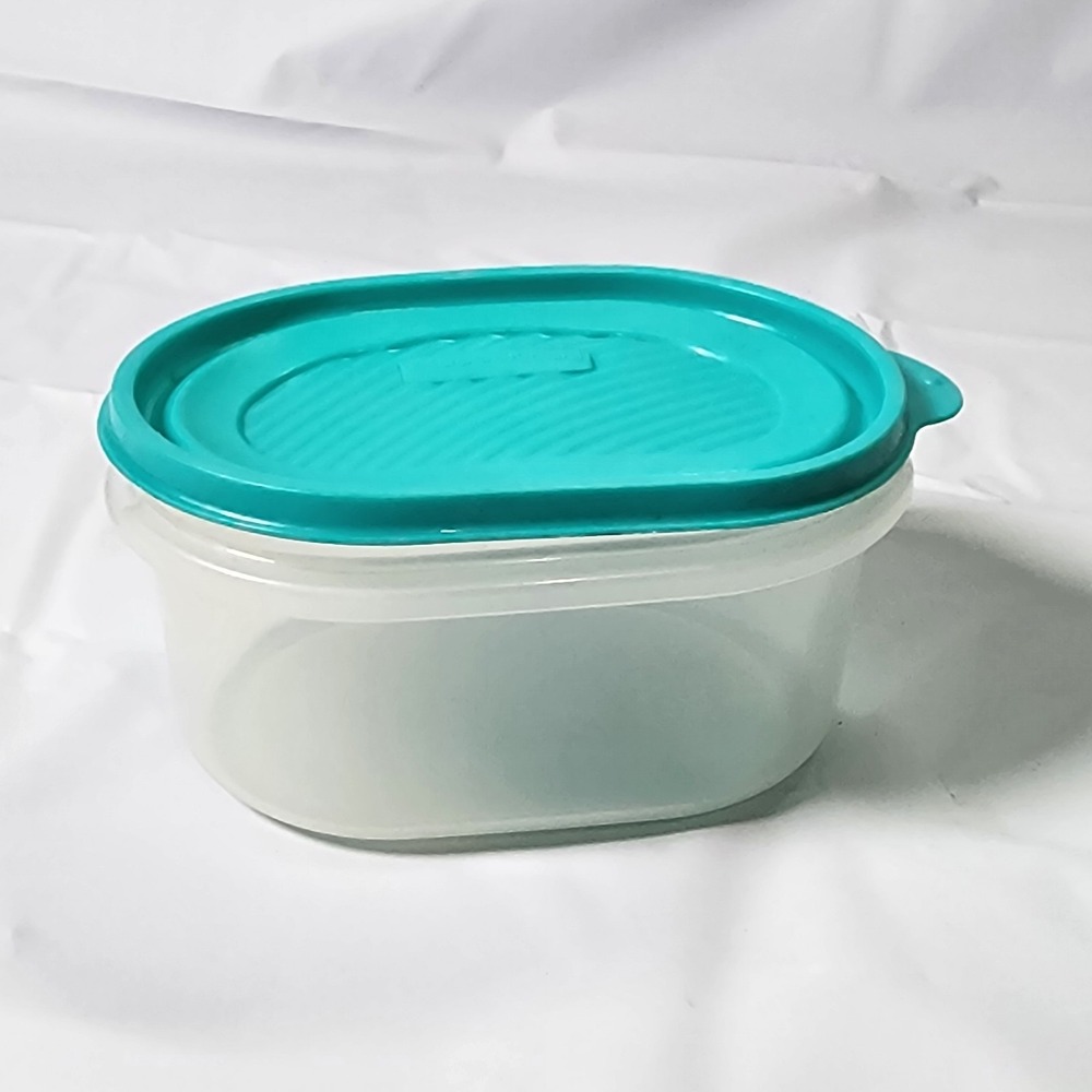Vintage Rubbermaid Servin Saver Oval Container with Aqua lid, 1.5 Pt Plastic
